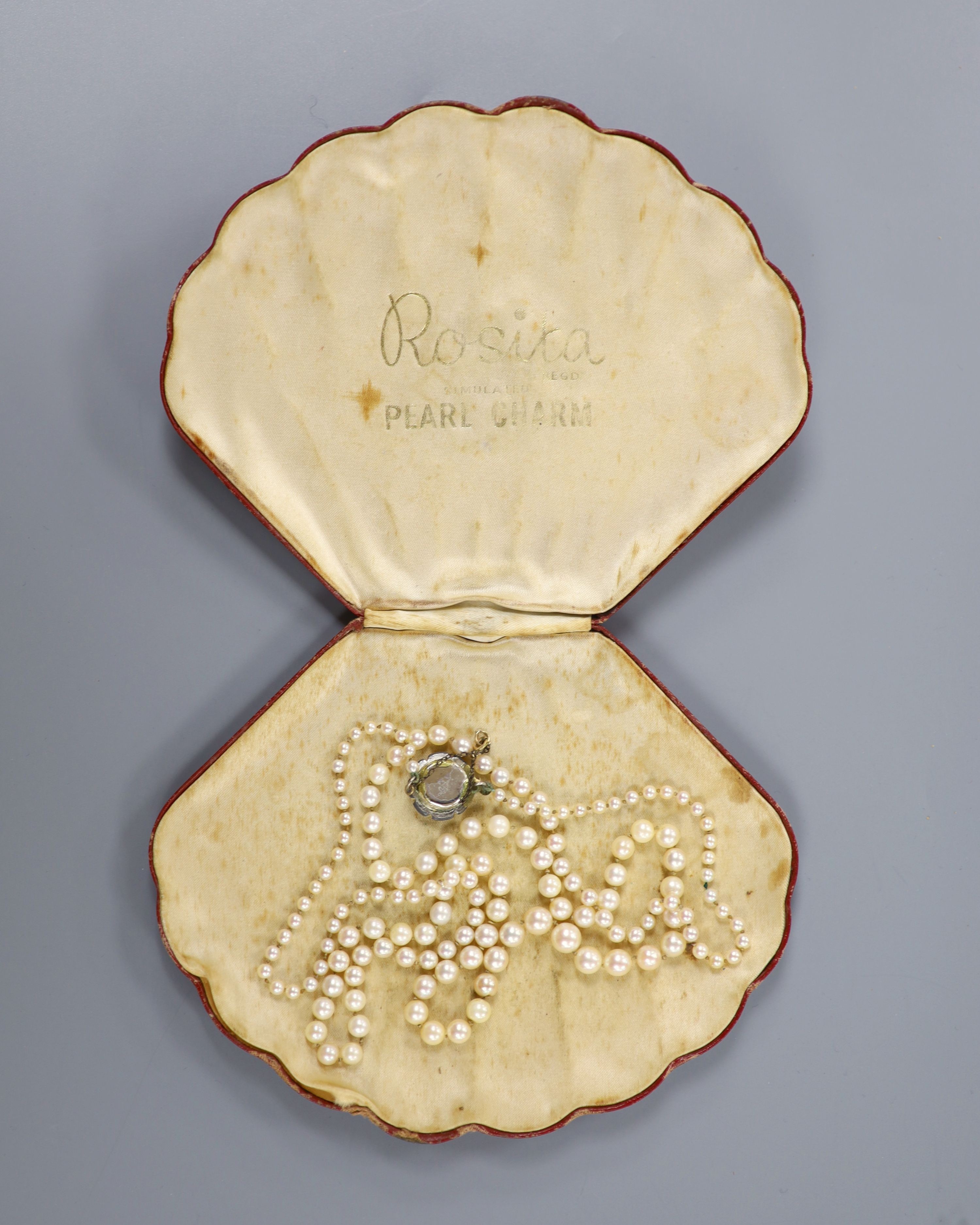 A single strand graduated cultured pearl necklace, with paur shell set clasp, 86cm.